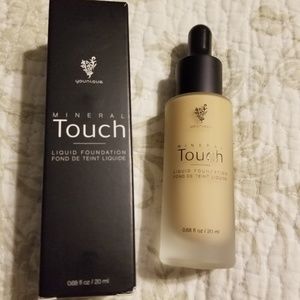 Younique Liquid Foundation in Velour